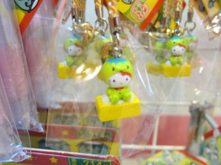 Aqui, a Hello Kitty disfarça-se de kappa, um malandro duende aquático das lendas japonesas - uma fusão de personagens fictícios modernos e clássicos