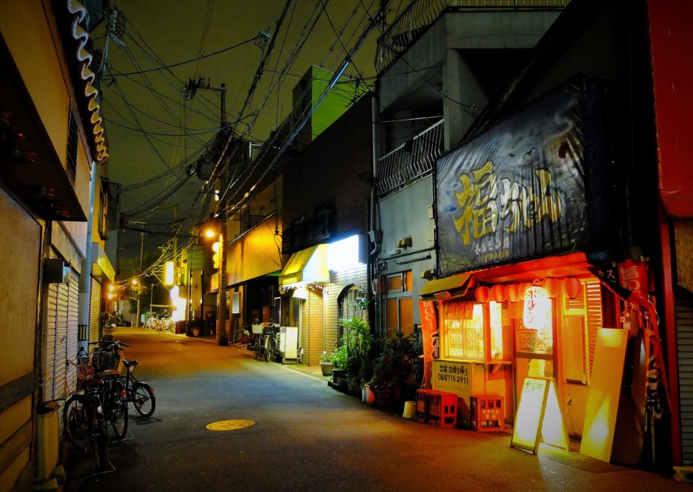 Đường phố Osaka dài  thăm thẳm