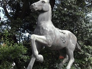 И скульптура лошади