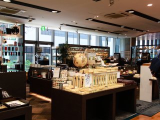 Outlets of high-end writing and art materials located on the 3rd floor