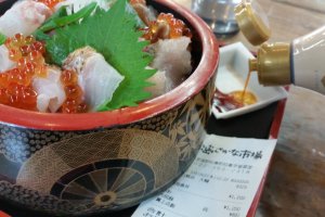 Kaisendon (raw seafood rice bowl)