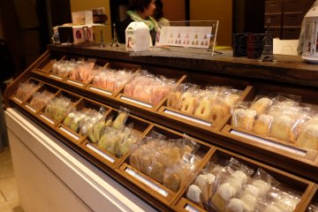 富士山曲奇餅：一排排單獨販賣