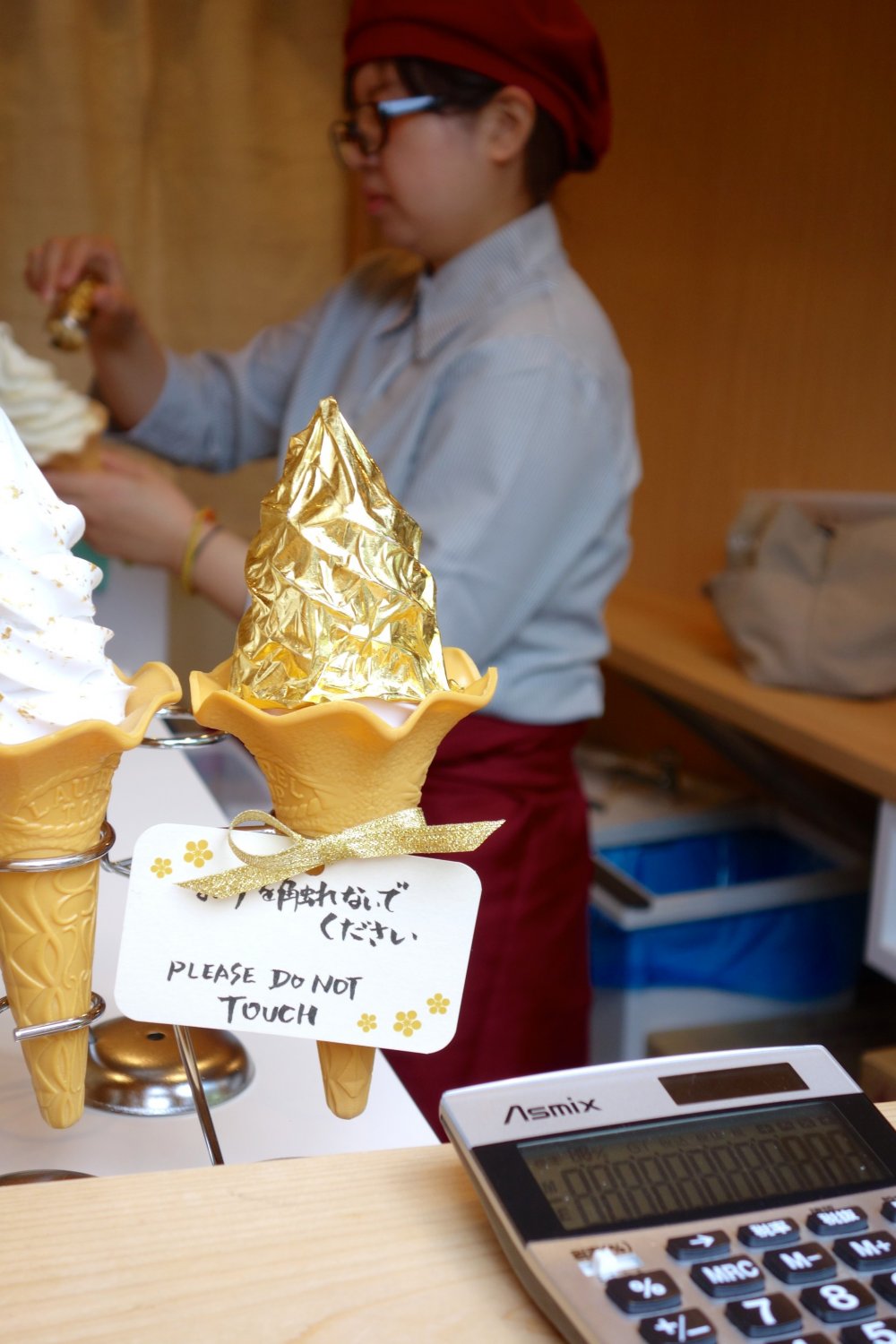 Es krim yang ditancapkan di kedai Kenrokuen Hakuichi
