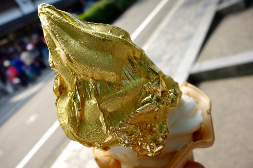 Balutan lembaran emas yang lembut dan mengikuti bentuk es krim yang mudah hancur