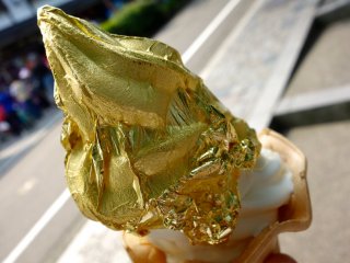 Balutan lembaran emas yang lembut dan mengikuti bentuk es krim yang mudah hancur