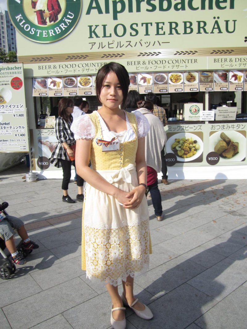 สาวญี่ปุ่นสวมชุดเยอรมัน