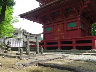 La pagode à trois étages. Elevée à l'origine en 1241 pour le repos du troisième shogun Kamakura, cette pagode discrète a du être reconstruite en 1685 après un incendie. On y voit les 12 animaux du zodiaque