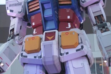 Parte frontal de Gundam con los ojos encendidos