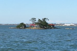 Ворота Тории на маленьком островке