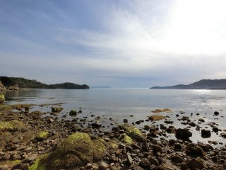 Le littoral est principalement composé de rochers moussus et d'une mer calme