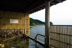 Kada Kaigetsu's open air bath (a slightly different angle)