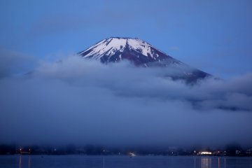 ภูเขาฟูจิและยะมะนะคะโคะก่อนอรุณรุ่ง