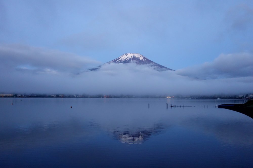 Suasana masih tenang di sepanjang permukaan danau, kondisi sempurna yang memantulkan penampakan Gn. Fuji (dikenal dengan nama "Sakasa Fuji" alias Fuji Terbalik)