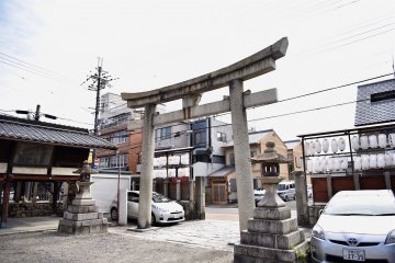 Takinoojinja 滝尾神社