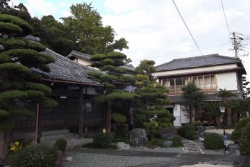 The cosy temple grounds
