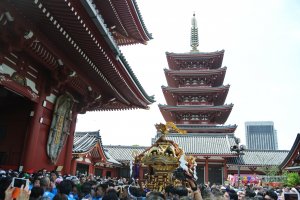 Lokasi yang tepat untuk melihat pagoda dan mikoshi