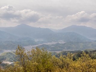 Có thể nhìn thấy một vài đỉnh núi nhỏ ở phía xa xa đánh dấu điểm bắt đầu của dãy Yatsuga-take, nằm cách nhiều dặm về phía bắc dọc theo ranh giới giữa Yamanashi- Nagano