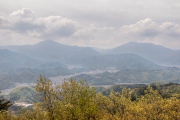 In the distance it’s possible to see several small peaks which mark the start of the Yatsuga-take mountain range, located many miles further north along the Yamanashi-Nagano boundary 