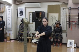Dojo Ryuseikan - Découpe d'une moitié de tatami