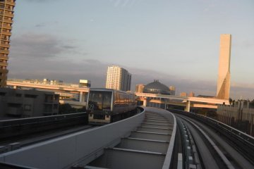 The approaching Yurikamome train