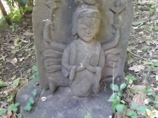 There are dozens of little carvings like this dotted around