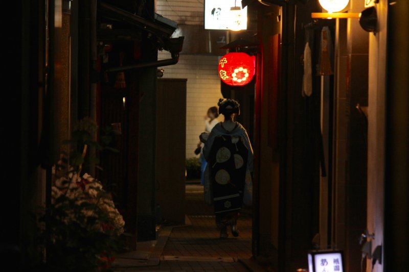 Geisha caminando por la noche.
