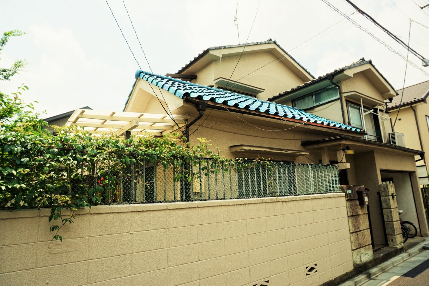日式風格的藍色屋瓦，在這一區的建築中顯得很特別。