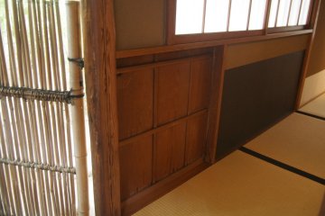 Nijiriguchi （low entrance that make it necessary to bend down in order to enter）