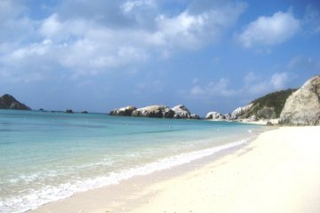 Здесь все подчинено островным порядкам, поэтому притормозите, расслабьтесь и подышите свежим морским воздухом пляжа Ахарэн на другой стороне острова Токасики