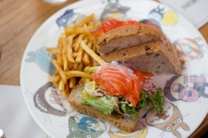 Set salmon sandwich set yang dipesan teman saya - disajikan di atas piring Totoro!