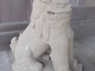Pho tượng nhỏ sư tử gác đền trông đáng yêu 