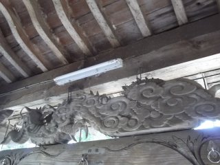 Carving under the eaves