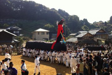 A horse-shaped thing is carried into the shrine