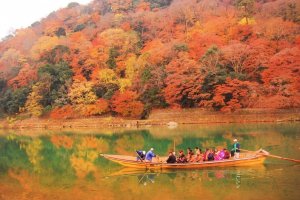 ชมสีสันของฤดูใบไม้ร่วงเลียบริมฝั่งแม่น้ำโฮะซุกะวะ (Hozugawa)