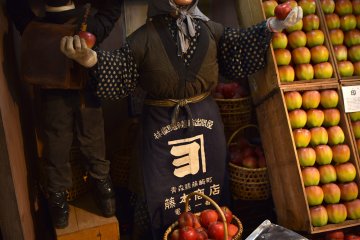 Selling Aomori's famous red apples