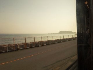 Ici vous pouvez apercevoir l'île d'Enoshima qui se rapproche, alors que je suis dans le train Enoden depuis Kamakura