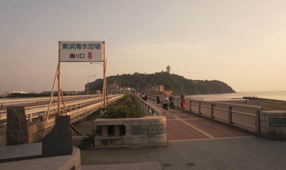 La vue sur Enoshima avant de traverser le pont qui mène à l'île