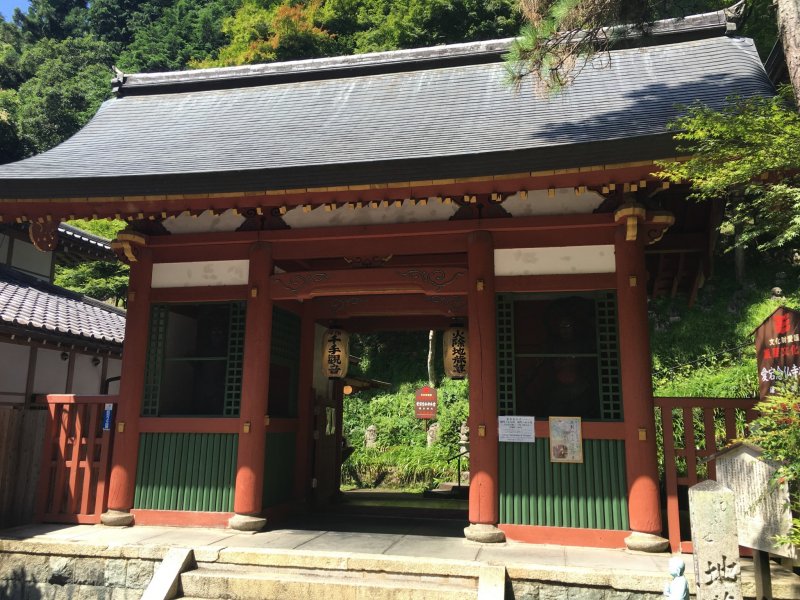 The entrance gate to Otaji Nenbutsu-ji