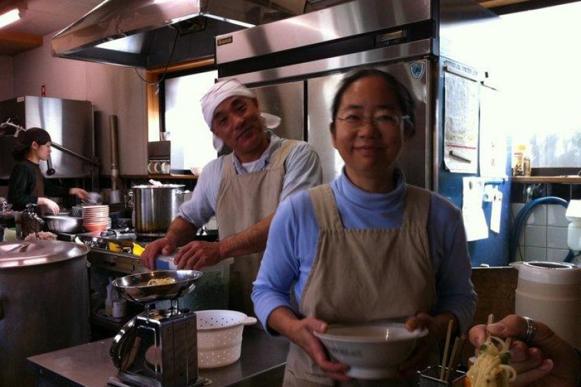 Cô Nobuyo (đứng trước) và anh Kaname chào khách hàng với một nụ cười