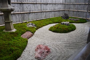 서양적인 방 앞에 있는 전통적인 젠 정원