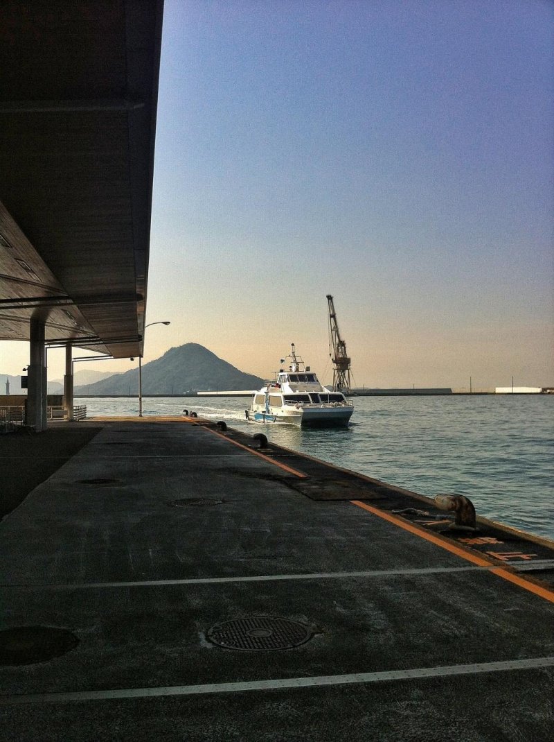 Скоростной паром до Миядзимы прибывает в пассажирский терминал Удзина в порту Хиросимы
