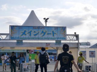 L'entrée au festival d'été annuel de la chaîne de télé Fuji TV à Aomi