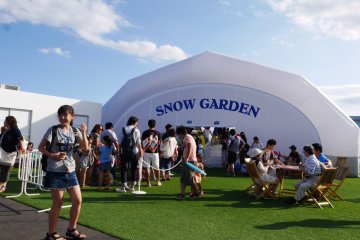 One of the main attractions at the festival, play with snow in the middle of the Tokyo heat