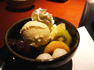 Es krim, buah, dan mochi disajikan diatas jelly