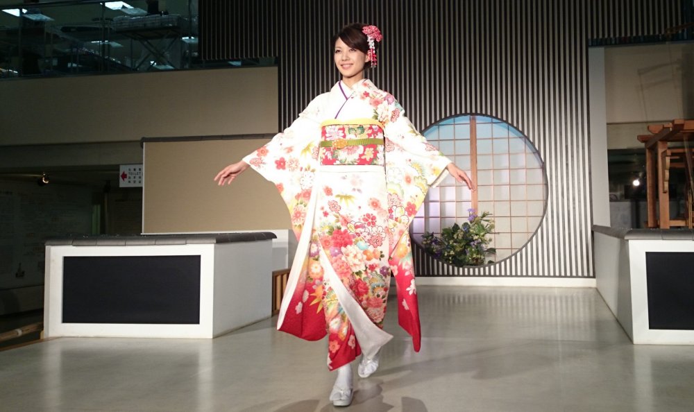 Bộ kimono đỏ và trắng bắt mắt kết hợp với những màu sắc khác trông thật hoàn mỹ