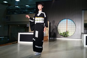 Классическое черное кимоно в самурайском стиле