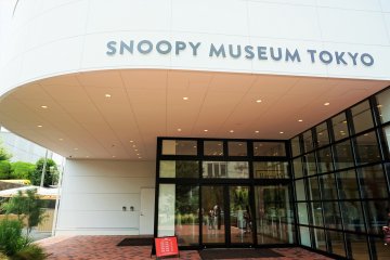 博物館的入口處，紅色的小看板也標示了當日票的售票狀況。