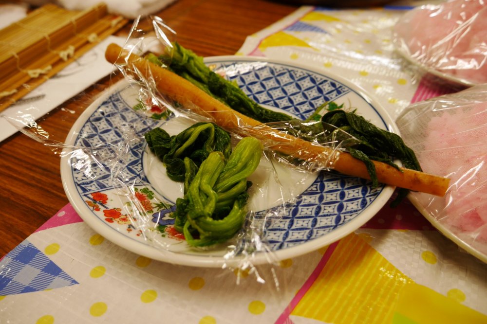 Ngưu bàng và rau chân vịt là nguyên liệu rau của món sushi cuộn này