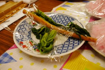 โกะโบะและสปิแนชเป็นผักที่ใช้ทำมะคิ ซูชิ