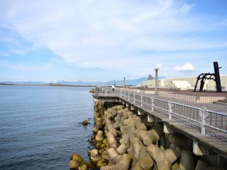 Đi bộ bên dưới cầu ở vịnh Aomori 